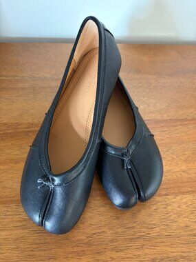 Bianca split-toe black flat shoes. New w/o tags. Never worn.